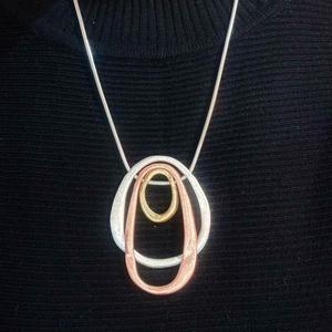 Three Ring Pendant Necklace – Tri-Tone Silver, Rose Gold and Gold – Denoon London – view 3